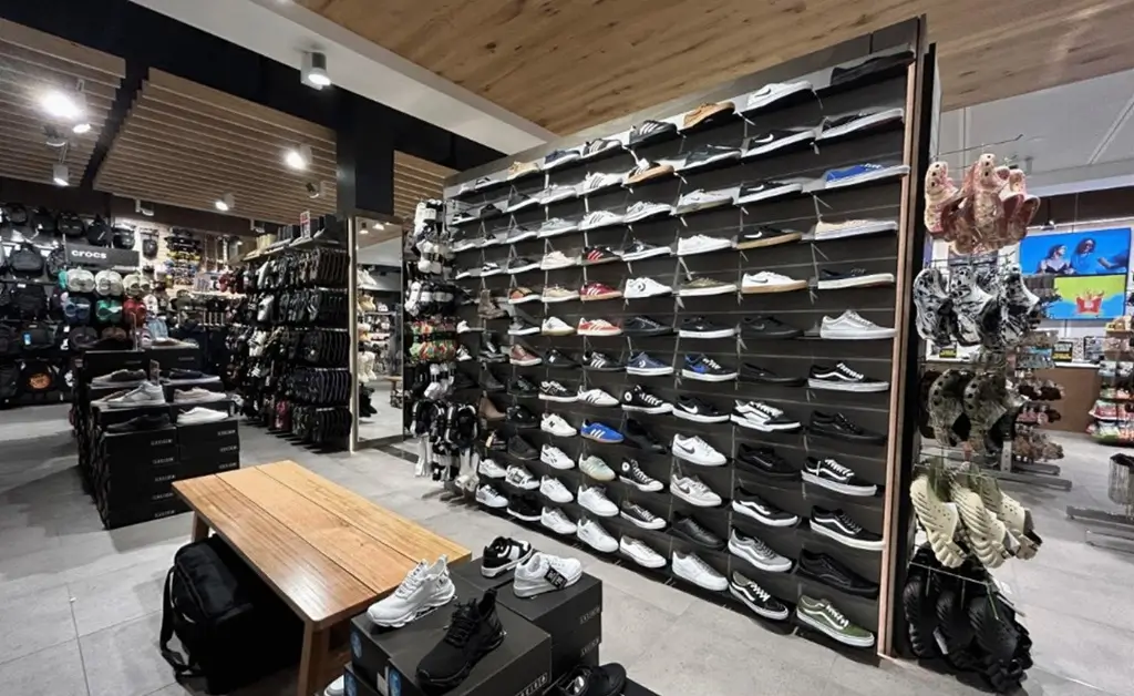 Shoe Shop with Dinya's Slatwall, Show Shelves and other slatwall accessories.
